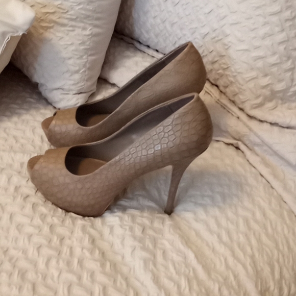 Shoes - Picture 2 of 4